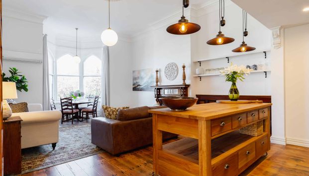 Stylish, spacious heritage apartment - Photo 1