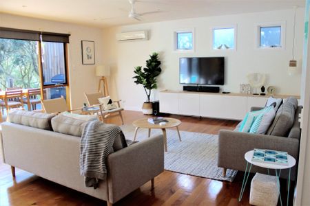 Beautifully Renovated Coastal Retreat – Fully Furnished - Photo 2