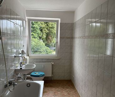 geräumige 2-Raum-Wohnung, Wannenbad mit Fenster, Keller und Stellpl. mgl. - Photo 5