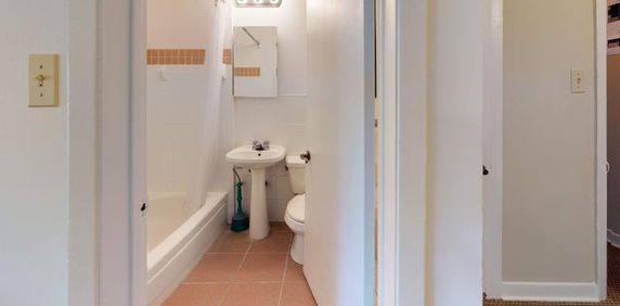 GHETTO MCGILL- 3 ½ RÉNOVÉ & MEUBLÉ – 1 CHAMBRE FERMÉE - Photo 2