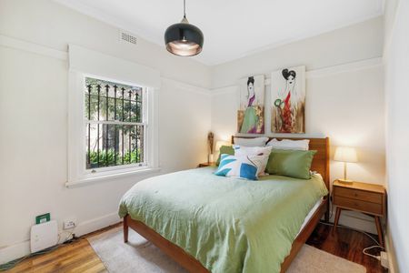 Charming 2 Bedroom Character Home - Photo 2