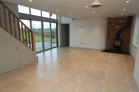 3 bedroom detached house to rent - Photo 2