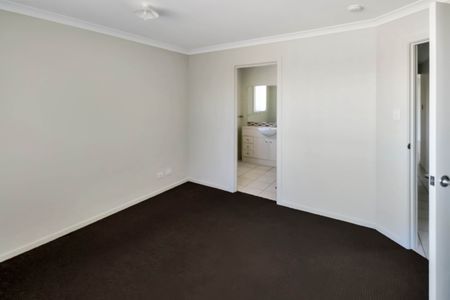 Air conditioned family home - Photo 2