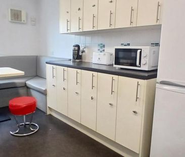 1 bedroom in a flat share to rent - Photo 5