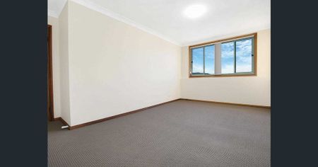 Spacious 3-Bedroom Apartment in Prime Wollongong Location - Photo 2