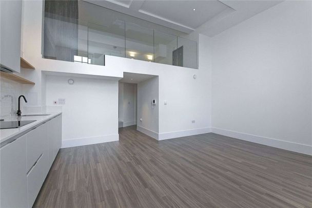 Large, well-proportioned one bedroom apartment on the first floor of a historic conversion. - Photo 1