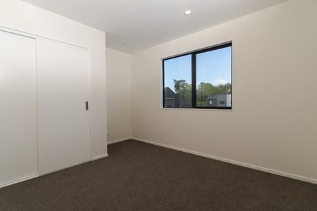 Low Maintenance 4 Bedrooms Townhouse - Photo 4