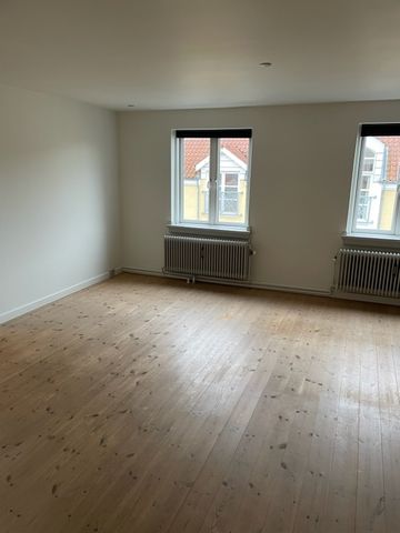 7-værelses lejlighed i pæn ejendom i hjertet af Aalestrup - Photo 2