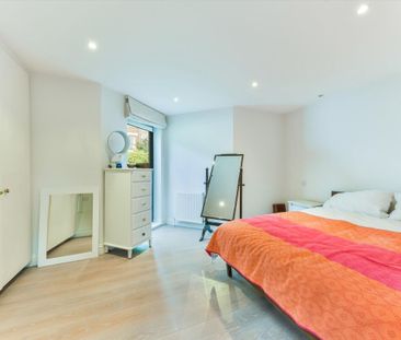 Beautifully presented two bed house in a quiet mews in Islington, N1. - Photo 3