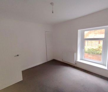 3 bedroom end of terrace house to rent - Photo 2