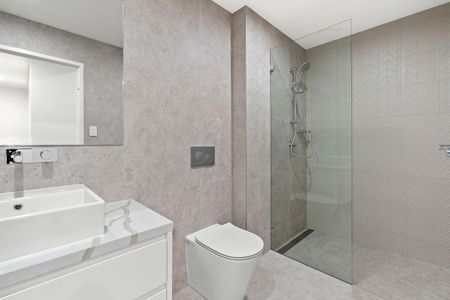 Luxury Three Bedroom Apartment With Parking! - Photo 2