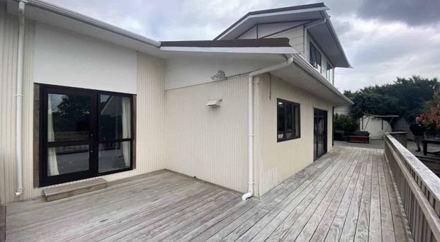 Merrilands family home - Photo 1