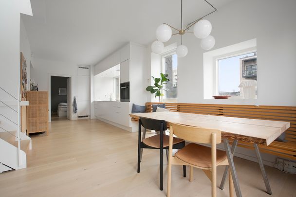 Møbleret Penthouse med kig til Øresund, 3 soveværelser og skøn privat terrasse på 53m2, udlejes pr. 15. april 2025- 31. maj 2026 - Photo 1