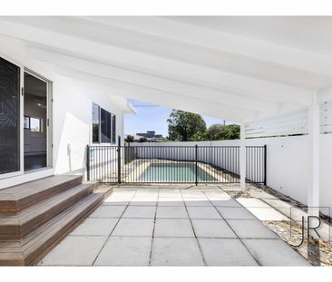 12 Poinciana Boulevard, Broadbeach Waters QLD 4218 - House For Rent... - Photo 6