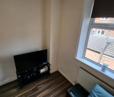 4 bedroom semi-detached house to rent - Photo 6