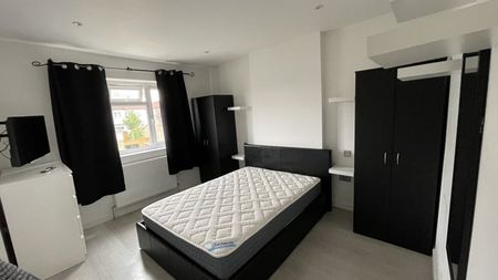 Room in a Shared House, Abbotts Road, CR4 - Photo 2