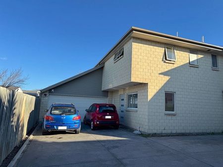 Double glazed newish home - Photo 4