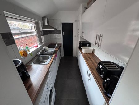 1 bedroom in a house share to rent - Photo 3