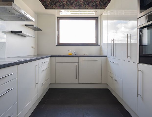 Randgebiet Düsseldorf: Wunderschöne 2,5 Zimmer-Penthousewohnung mit umlaufender Dachterrasse! - Foto 1