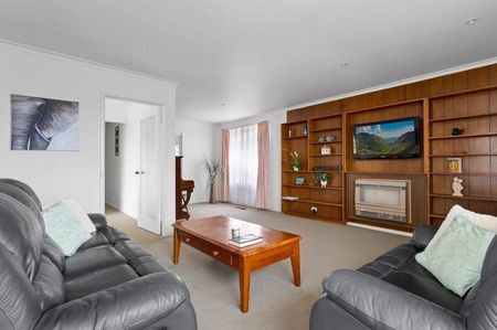Charming 3-Bedroom Home with Ample Natural Light in Lalor - Photo 3