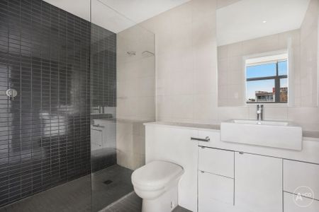 Oversized Split-level Penthouse Apartment With Panoramic District & Botany Bay Views - Photo 4