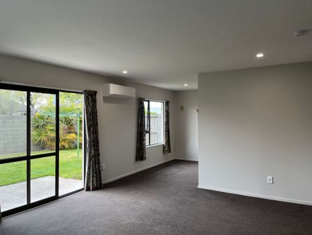 Freshly painted 3-bedroom unit in the heart of Hillmorton! - Photo 3