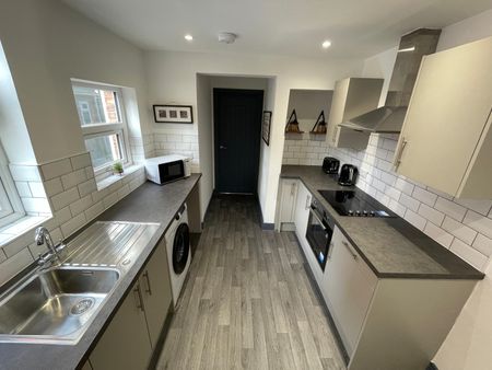 Ensuite Room With Kitchenette - Room 5, Upper Kenyon Street, Thorne DN8 - Photo 2