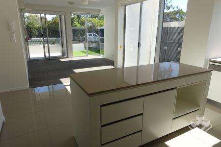 Modern 2 Bedroom + Study Unit with Car Space – Prime Robina / Varsity Lakes Location - Photo 2