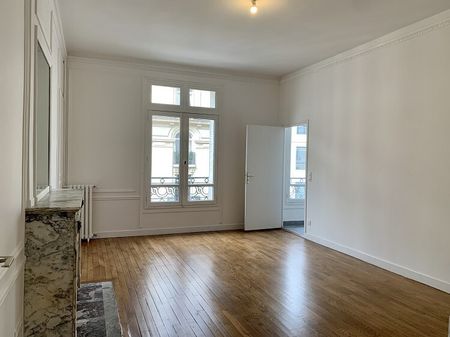 Appartement • Paris 8ème - Photo 3