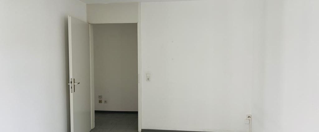 Helle 2-Zimmer-Wohnung ab sofort frei - Anmietung nur mit Wohnberechtigungsschein nach §88d - Photo 1