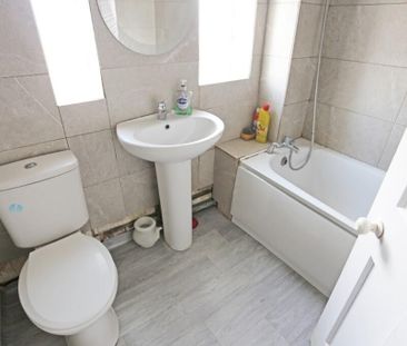 2 Bed Terraced House, Dawson Avenue, IG11 - Photo 6