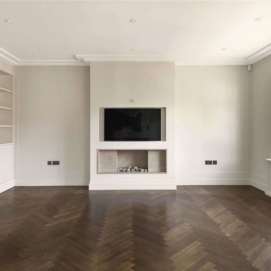 Lateral five bedroom apartment set within a prestigious block in St Johns Wood with porter and parking - Photo 1