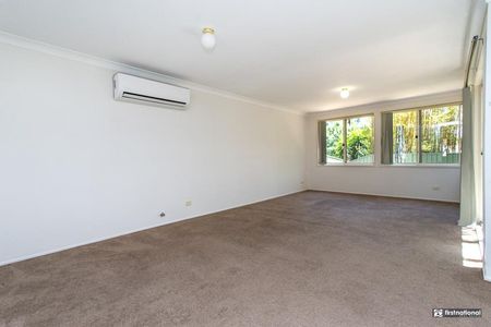 Large four bedroom home - Photo 4