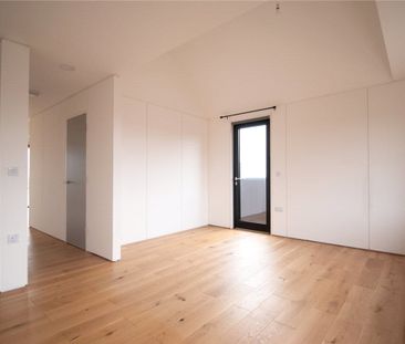 Well presented 3 bedroom semi-detached house situated within the gr... - Photo 2