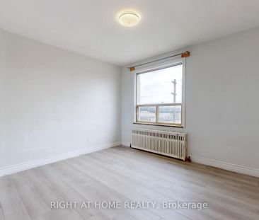 314 896 Eglinton Avenue E - Photo 2