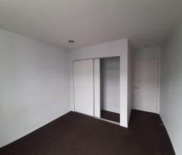 2 Bedroom Spacious Apartment with 2 Carparks - Photo 5