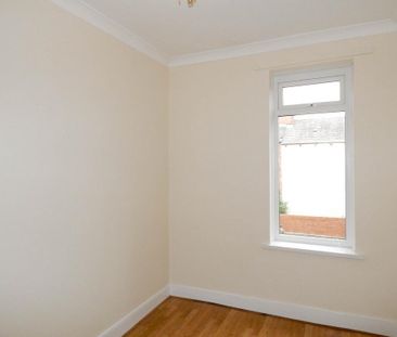 3 bedroom flat to rent - Photo 4