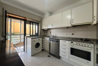 Fantástico Apartamento T2 Mobilado com Garagem e Arrumos