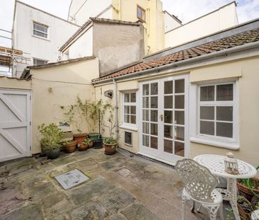 3 Bed Flat - Photo 1
