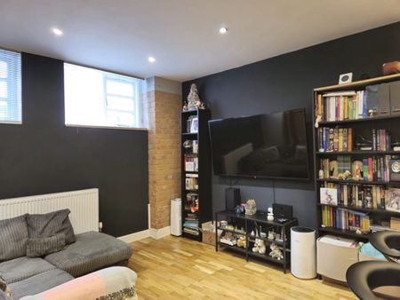 1 Bed Terraced House, Pemberton, B18 - Photo 2