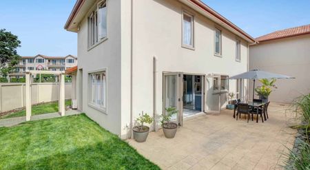 Sunny, Spacious Family Home in Orewa! - Photo 2