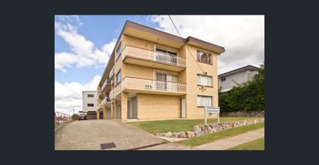 2 BEDROOM UNIT WALKING DISTANCE TO SHOPS ! - Photo 2