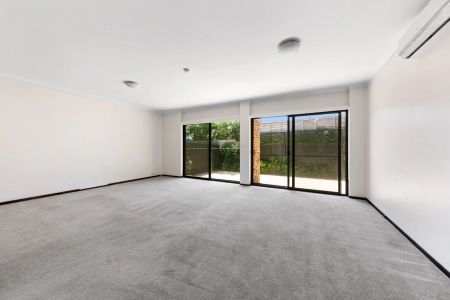 Spacious 3-Bedroom Townhouse in the Heart of South Yarra - Photo 2