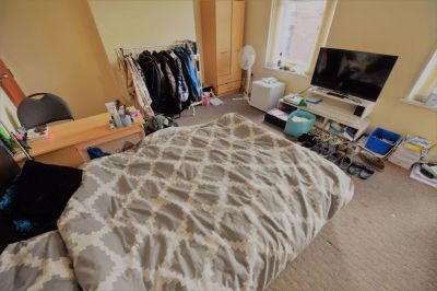 8 bedroom House in & Burley Lodge Road, Leeds - Photo 3