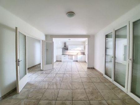 Avignon : Appartement T3 récent et climatisé avec balcon et parking, - Photo 4