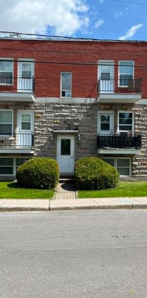 3 1/2 très ensoleillé Vieux Longueuil 1275$/mois à partir du 1 septembre - Photo 1