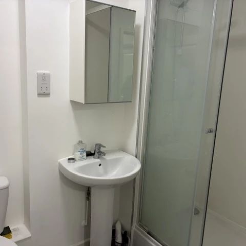 To Rent Holdenhurst Road, Lansdowne, Bournemouth, BH8 £900 pcm Tenancy Info - Photo 1