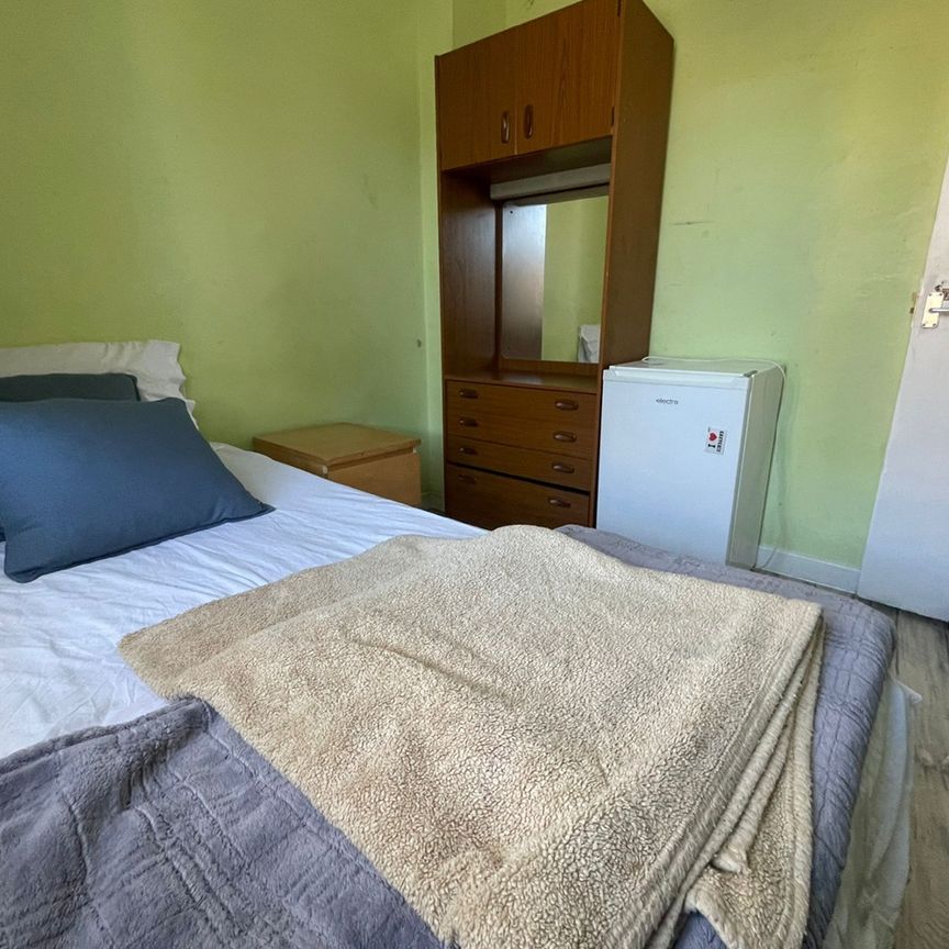 Room in a Shared House, Armistice Gardens, SE25 - Photo 1