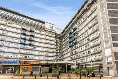 MAX 3 PEOPLE FROM MAX 2 HOUSEHOLDS . Bright and spacious 3 double bedroom split level apartment to rent in Woolwich. With parking. - Photo 2