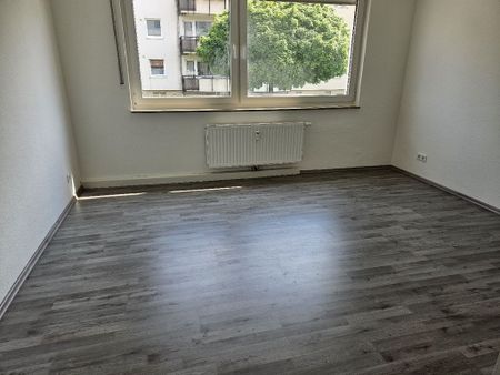 Frisch renovierte Erdgeschosswohnung mit ca. 69 m² Wohnfläche, 3 Zimmern und Balkon - Foto 3